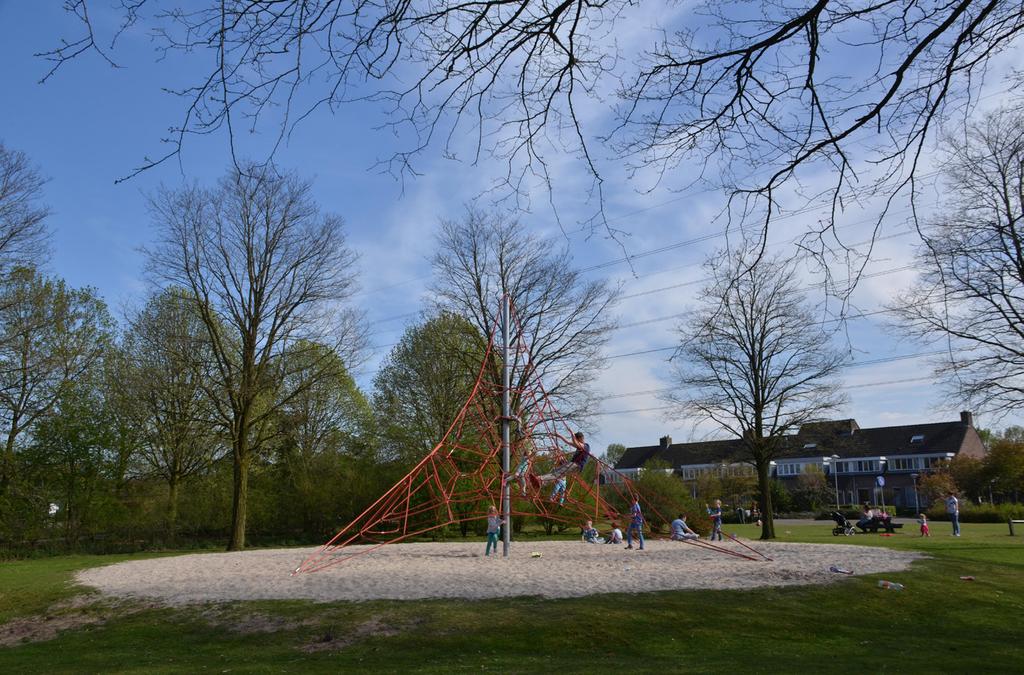 Hier moet ie komen, de nieuwe speeltuin. Wij van bewoners overleggen vinden dat ons mooie dorp groen is en groen moet blijven.