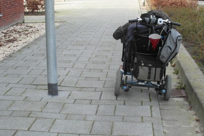 Straten zijn geblokkeerd met drie palen waardoor de doorgang beperkt is voor elektrische rolstoelen en scootmobielen.