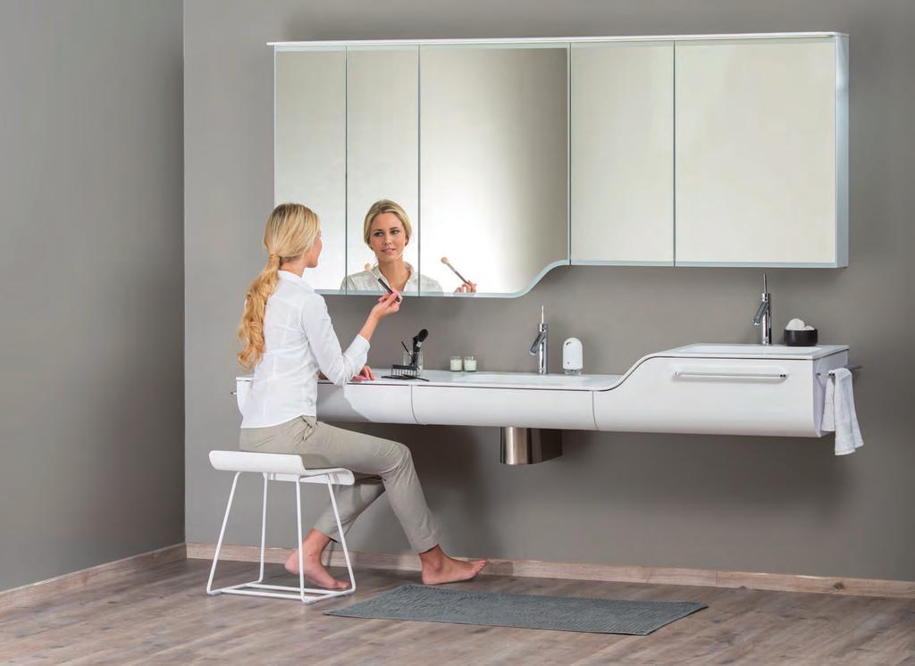 Alke.be bath furniture HILOW HILOW Standaard spiegelkast met dubbelzijdige spiegeldeuren met gezandstraalde grijprand, met geïntegreerd stopcontact/dubbele USB-lader, 2 glazen leggers achter elke