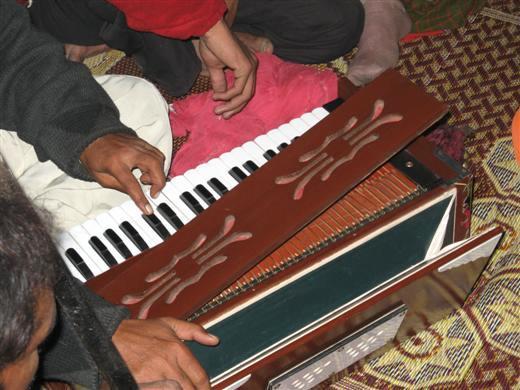 Dan zegt Yamal, die stil heeft staan luisteren, "Mijn opa in Suriname heeft ook een orgeltje. Dat bespeelt hij met z'n ene hand en met z'n andere hand doet hij een soort klepje heen en weer".