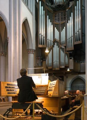 Dan vertelt meneer Jos dat, naast de verschillende orgelpijpen voor de verschillende tonen, er ook pijpen met verschillende soorten geluiden in een orgel zitten.