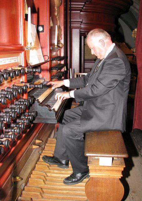 Op het 2e plaatje zit een voorname organist uit ongeveer 1700 achter z n orgel, met z n pruik op en