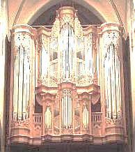 Hoofdwerk houten orgelpijpen hoofdafdeling in een orgel waarin de meeste orgelpijpen staan. Vaak de middelste verdieping van het orgel.