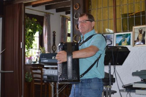 UITSTAP NAAR MOLENWAL IN ALVERINGEM OP WOENSDAG 1 AUGUSTUS We gaan op bezoek bij Bert en Tine in de Molenwal. Bert brengt er ambiance in met accordeonmuziek. We sluiten terug af met brood en beleg.