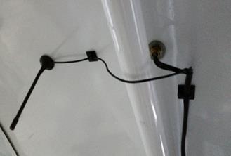 De interne WiFi-antenne heeft een magnetische voet met een dubbelzijdige tape voor de hechting, de draad moet dan richting de Rallysafe unit.