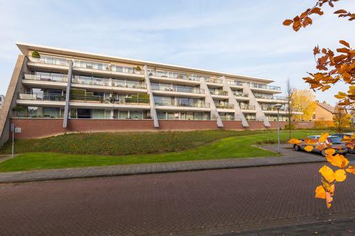 BALKON Dit appartement heeft een balkon van 15 m2 gelegen op het zuiden met een mooi rustig uitzicht. ALGEMEEN Een zeer goed onderhouden luxe appartementencomplex.