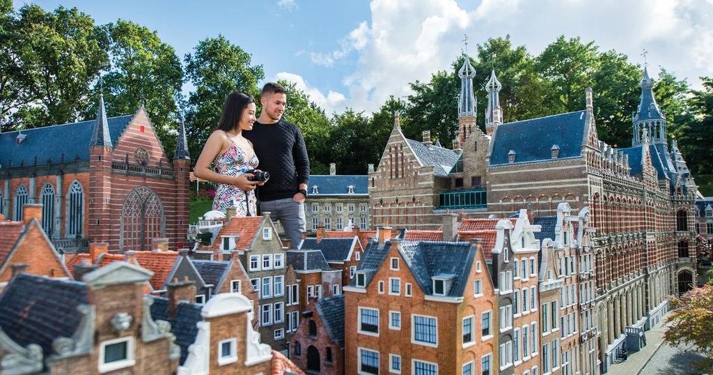 Madurodam is een Nederlandse miniatuurstad in Den Haag op een schaal van 1 op 25 geopend op 2 juli 1952. Dit toeristische attractiepark trekt jaarlijks ca. 600.000 betalende bezoekers.