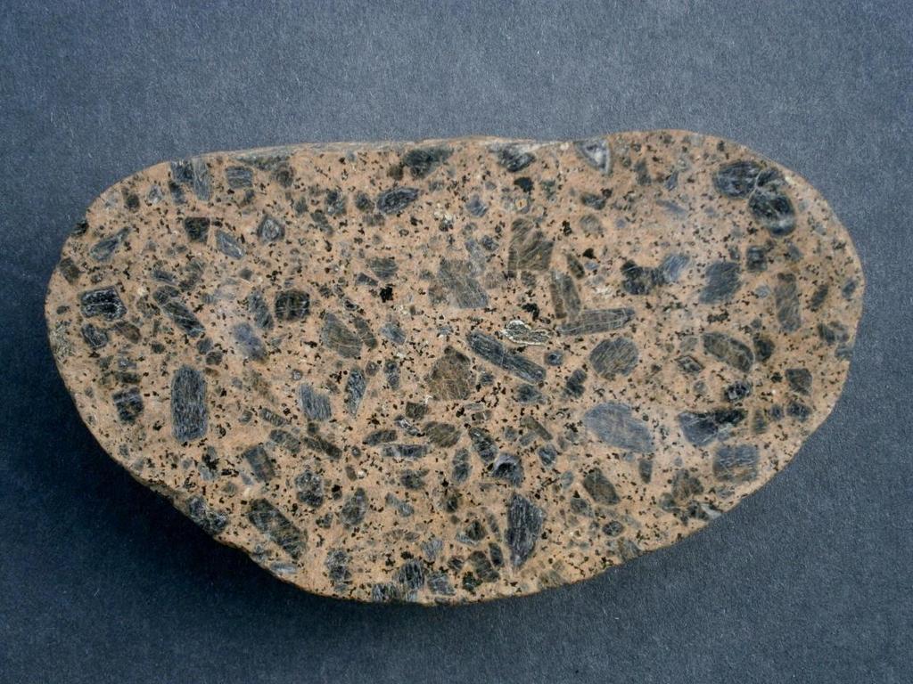 Een rhombenporfier-amandelsteen, een Oslo-ignimbriet, een trachietische nefeliensyeniet, een Grorudiet.