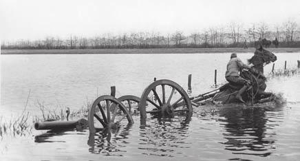 Geschiedenis Nieuwe Hollandse Waterlinie De Nieuwe Hollandse Waterlinie is een militaire verdedigingslinie die zich uitstrekt van de voormalige Zuiderzee bij Muiden tot aan de Biesbos.