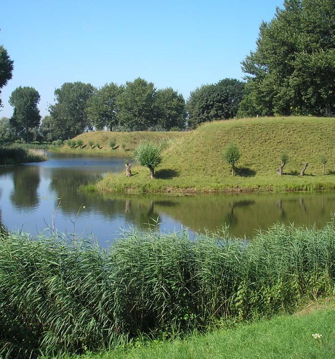 Militaire beplantingen door de eeuwen 3heen Door de eeuwen heen zijn bomen en struiken gebruikt om op verdedigingswerken en verdedigingslinies barrières op te werpen.