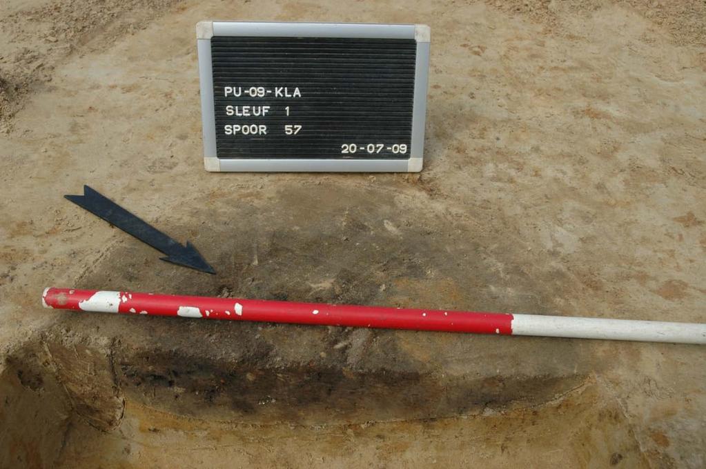 Fig. 8: Profiel van spoor 57. 3.1.3 De paalkuilen De meeste paalsporen waren min of meer rond in het grondvlak. Hun wanden zijn meestal vrij recht met een vlakke of komvormige bodem.