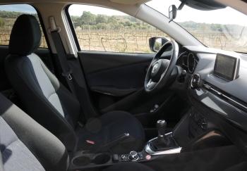 Een standaard Mazda2 heeft een keurig interieur dat goed is afgewerkt. De stoelen zitten prima (alhoewel de zitting iets aan de korte kant is) en ook op ergonomisch vlak is de cabine goed doordacht.