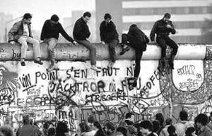 Duits Waarschijnlijk herken je wel welke gebeurtenis op de bovenstaande foto is vastgelegd: de val van de Berlijnse Muur op 9 november 1989.