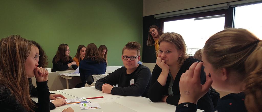 Anthe-Marije Stapensea (links) en Lisenka Bomas (beiden 14 jaar), CSG Comenius Mariënburg en campus Middelsee, Leeuwarden en St.
