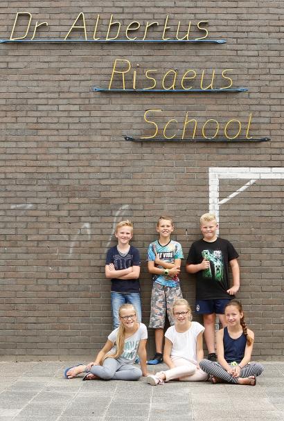 24 drie leerkrachtondersteuners (Joke Schipper, Sjanet Dorgelo, Ria Wind) conciërge (Harry Douma) (LIO) stagiaires Op school hebben we een leerlingenraad die eens in de zes weken vergadert met de