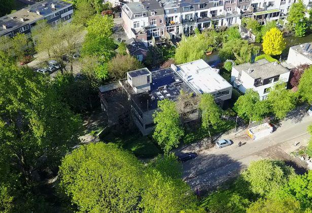 Op dit moment is het een groot kantoorobject met een bovenwoning gelegen in de Zeeheldenbuurt in Utrecht Oost. Architect Ir.