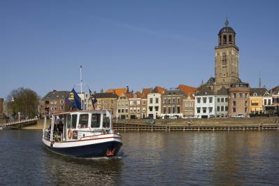 00 uur varen we met rederij Hattem over de IJssel naar de Hanzestad Deventer. Aan boord gaan we de lunch gebruiken met o.a. een kroket. De boot legt om 15.