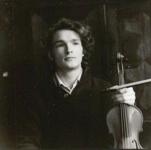 Jeroen Dupont, voorheen bekend onder de naam Van der Wel, (Den Haag 1987) begon met vioolspelen bij Anneke Schilt aan de Muziekschool in Amstelveen. Daarna werd Coosje Wijzenbeek zijn lerares.