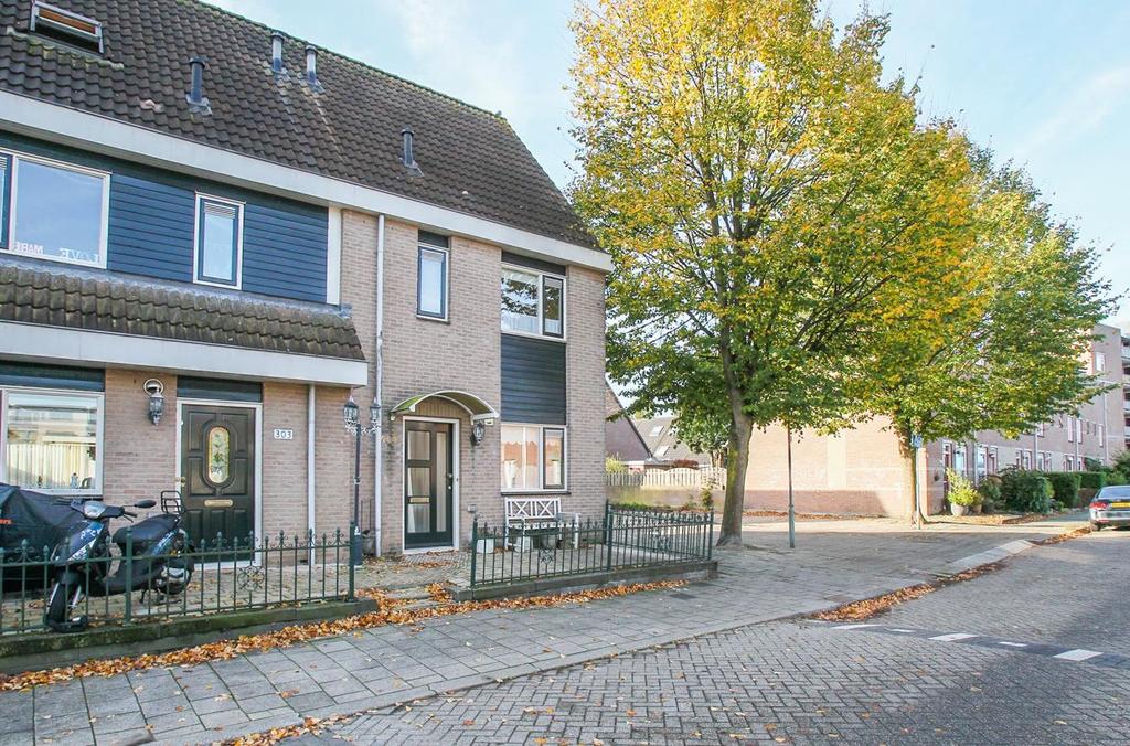 Verrassend ruime en mooi afgewerkte hoekwoning met garage op gewilde locatie in de woonwijk Stadspolders.