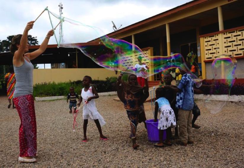 Stichting Support 4 Ghanese Kids de DROMENBEL het dromenspel Juf heeft hun geloof op een toekomst, als een groot spel met een zeepbel vorm gegeven tussen 2 stokjes en groter en langer wordt de bel,