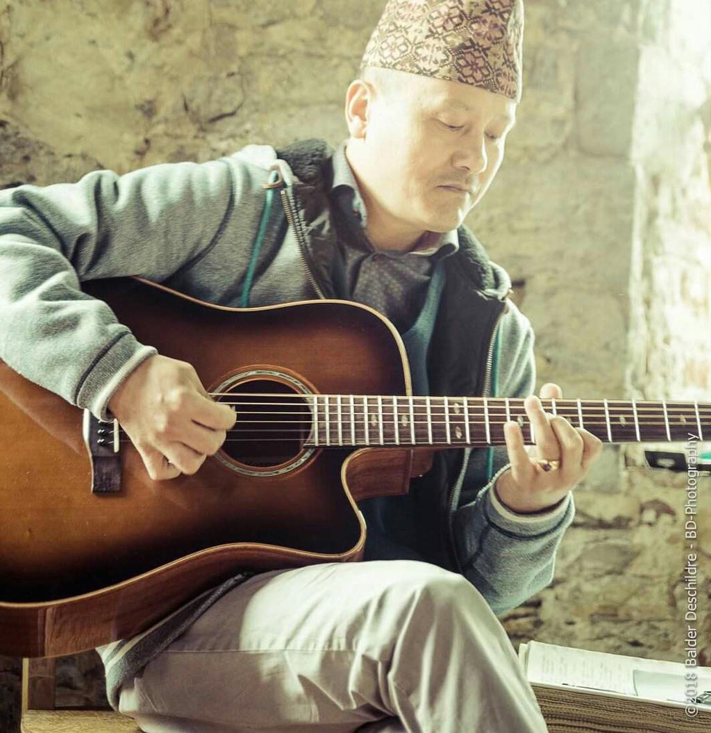 Raju Thapa donderdag 6 december vanaf 20u. Raju Thapa is een Nepalese zanger en gitarist uit Darjeeling.
