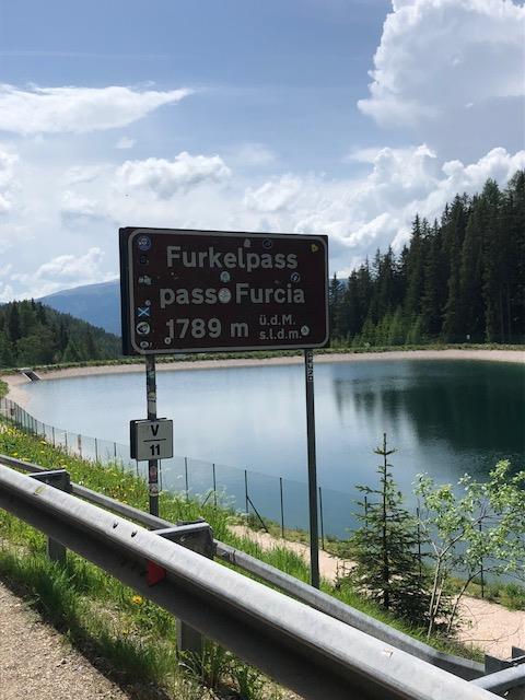 Aangekomen aan de voet van de Passo Stalle werd de auto geparkeerd in het dorp Anterselva. Aangezien we de Passo Stalle ook weer aan dezelfde kant afdaalden, kon iedereen deze klim rijden.