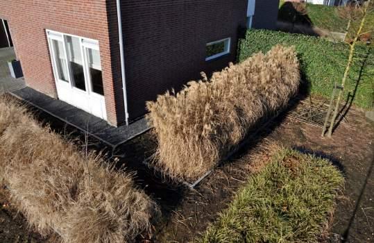 De tuin, met vrije achterom is geheel omheind en voorzien van een afsluitbaar