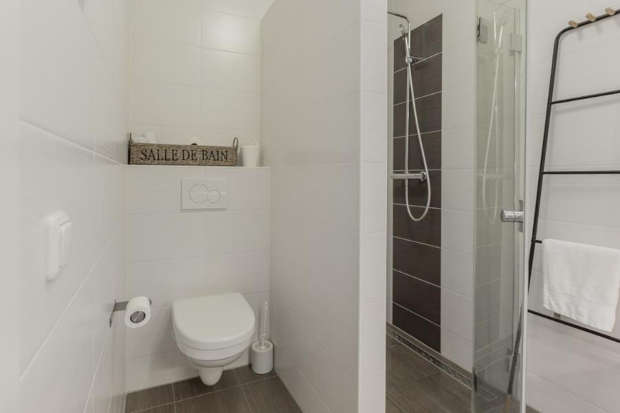 De badkamer: De woning beschikt over een moderne