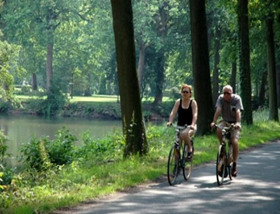 mogelijke ongevallen. Elke week fietsen we, samen met Recrea+3 langs groene wegen waar het aangenaam fietsen is naar steeds een andere locatie. i.s.m. VERTREK : 13.