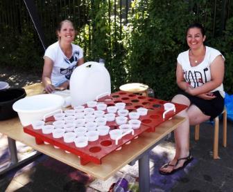 Spetterend zmerfeest Dinsdag 3 juli was het weer z ver. Het schlplein aan de Branding was mgetverd tt een hele grte waterspeeltuin.