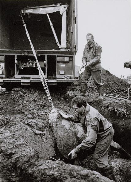 Afbeelding 2: Foto van de ruiming van een vliegtuigbom door de EOD te Lievelde, november 1986.