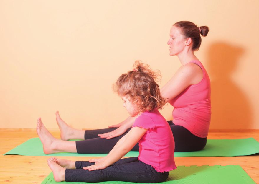 Ouder-kindyoga Samen genieten en ontspannen met je kind. Ouderkindyoga is op een speelse, eenvoudige manier yogahoudingen uitvoeren samen met je kindje.