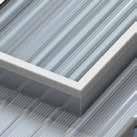 Geschikt voor dakhellingen van 1,5 of meer na doorbuiging, afhankelijk van paneelspecificaties Geïsoleerde panelen van 2 m tot 11 m en een polycarbonaat daklicht