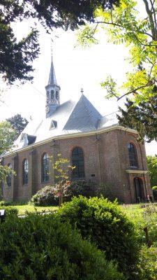 film. De film gaat over de moeilijkheden rondom de stichting van de Dorpskerk in Bloemendaal in de 17e eeuw en alle perikelen daaromheen. Het gaat o.m. om de vermeende oneerlijkheid en het vertrek van dominee Lubberti.