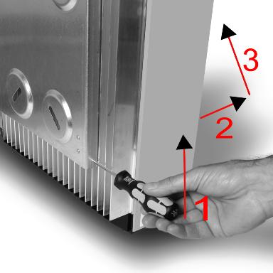 Controleer of de omzetter stevig aan de wandsteun bevestigd is. 2 Afbeelding 2.4: Montage Demontage Steek een schroevendraaier of iets dergelijks in de zijgleuf van de wandsteun (1).