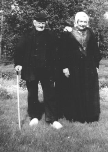 Maria Kuijer (1877-1954) in de deuropening bij boerderij Wakkerendijk