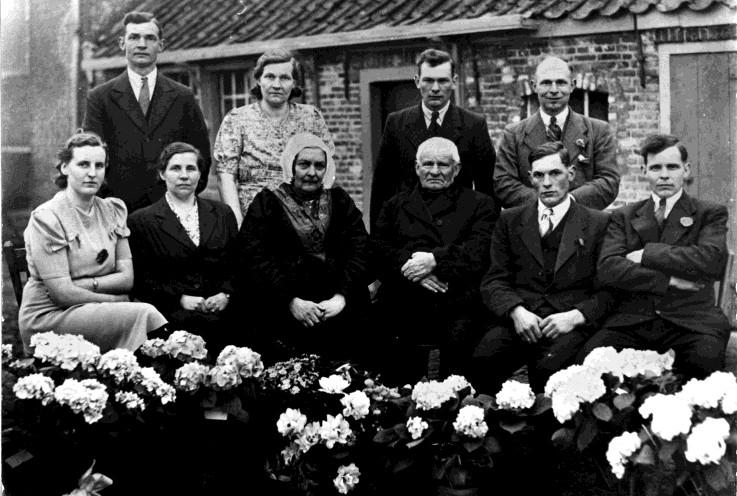 vader Jan Kuijer (1870-1957), Gijs (1914-1983) en Evert (1907-1973). De foto is gemaakt in 1944 t.g.v. het 40-jarig huwelijksfeest van Jan en Maria Kuijer.