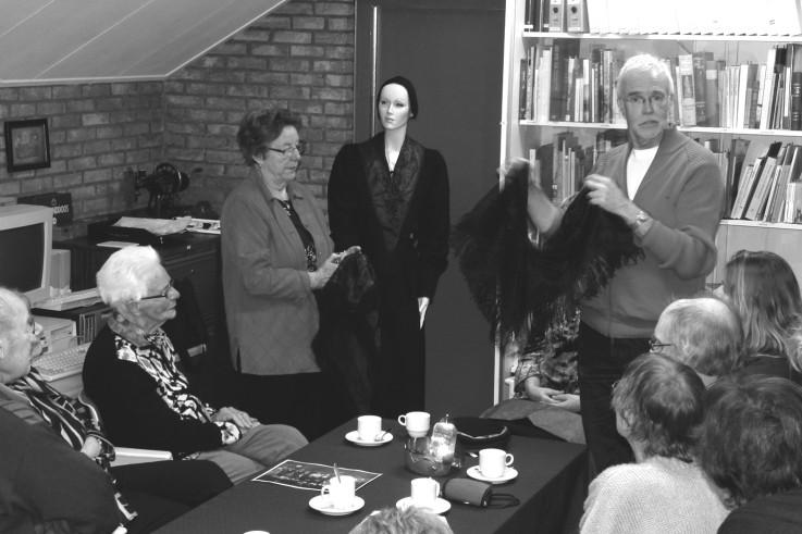 Jos Eggenkamp-de Bruijn en Henk van Hees geven uitleg bij de kleding van Maria Kuijer voor de familie. Foto Peter Scholte. DE KLEDING Het is moeilijk te zeggen hoe oud deze kleding is.