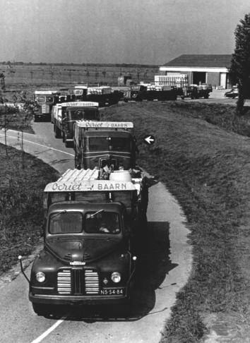 Transportbedrijf Koops uit Bunschoten bracht jaren lang de Ocrietproducten naar allerlei plaatsen in Nederland en veel landen in Europa. Waarschijnlijk is deze foto van 1956 (archief Arie ter Beek).