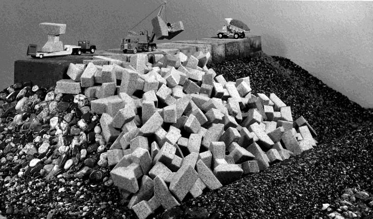 Met speelgoed auto s en modelblokjes demonstreerde de Ocrietfabriek in 1961 aan Rijkswaterstaat de toepassing van AKMON-blokken van Ocriet voor zeeweringen. Helaas een mislukt project. Hans (J.A.M.) Tijhuis (1947-2007) woonde vanaf 1972 in Eemnes.