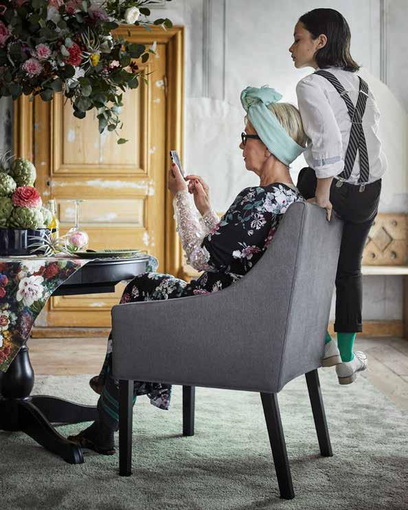 IKEA PERSKIT / OKTOBER 2018 / 73 SAKARIAS STOEL Met comfortabele stoelen worden die lange diners een onverdeeld genot.