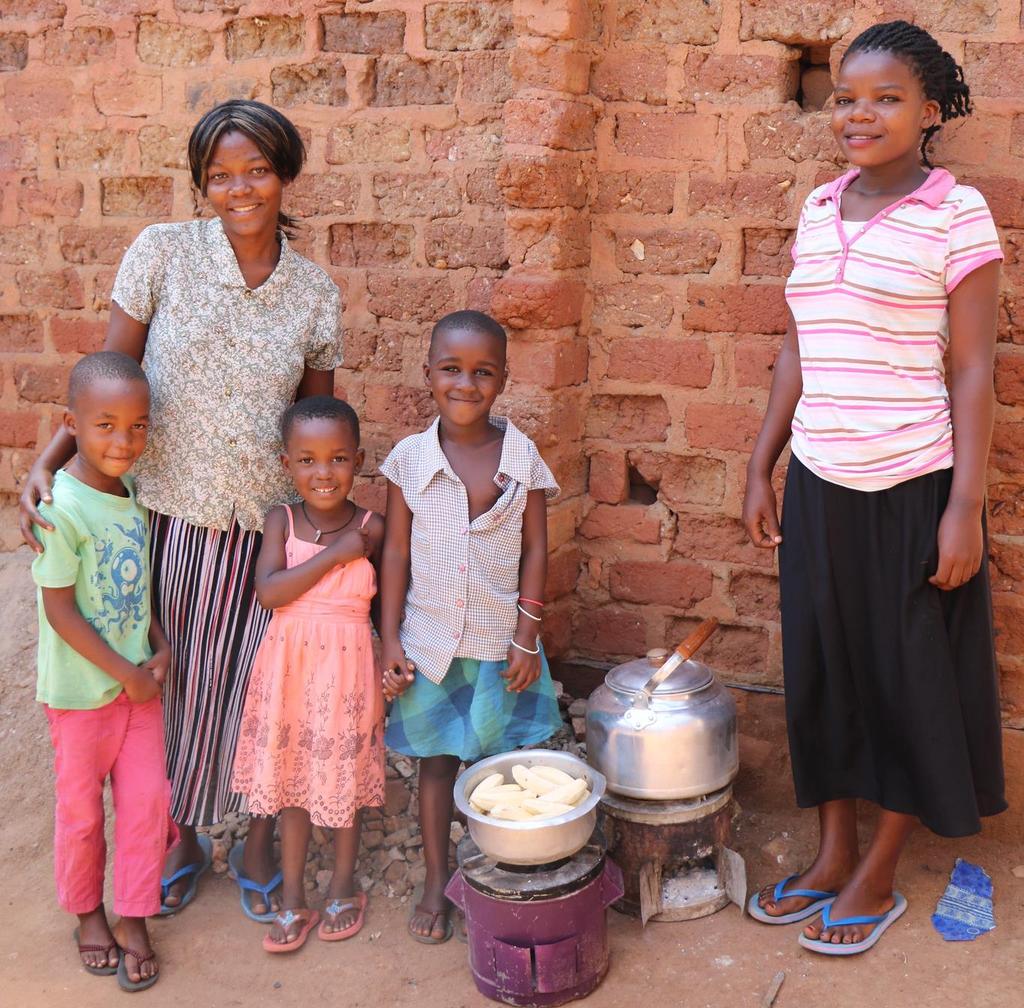 Oegandese gezinnen besparen op hun inkomen, zijn gezonder doordat veel minder rook inademen en het energieverbruik daalt door de efficiënte cookstoves.