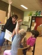 Op donderdag 19 april kwamen er een aantal opa s en oma s in groep Muis, Konijn en Eend om onze leerlingen voor te lezen.