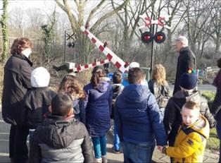 Nieuws uit groep Hond Eind februari zijn wij met groep Hond naar de verkeerstuin geweest als afsluiting van het thema verkeer & vervoer. Mels Ik ging met de tram rijden.