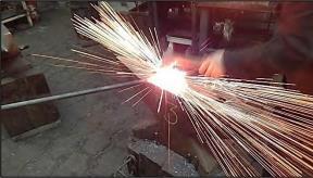 9. Vuurlassen/wellen Vuurlassen of wellen betekent 2 of meerdere afzonderlijke stukken staal met elkaar verbinden door ze in het smidsevuur te verhitten tot het smeltpunt en ze dan met de hamer op