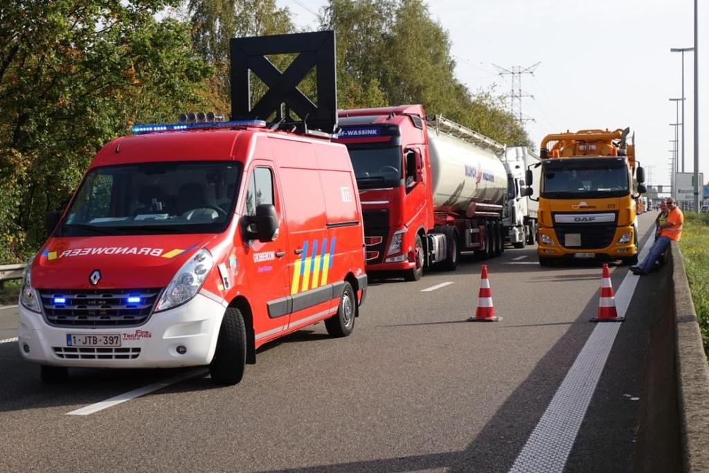 2. Het ongeval Het ongeval met 2 vrachtwagens gebeurde op 16/10/2017 langs de E313 richting Antwerpen ter hoogte van Massenhoven. Figuur: snelweg volledig afgesloten voor lange tijd.