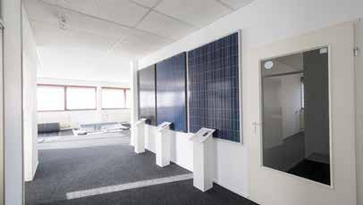 Meer dan alleen zonnepanelen Onze showrooms bevatten naast de meest recente ontwikkelingen op het gebied van zonnestroomsystemen ook tal van andere producten die u helpen om uw woning of bedrijfspand