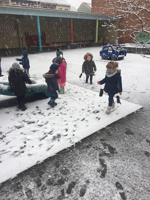 We kleden ons lekker warm aan, om naar de sneeuw te gaan.