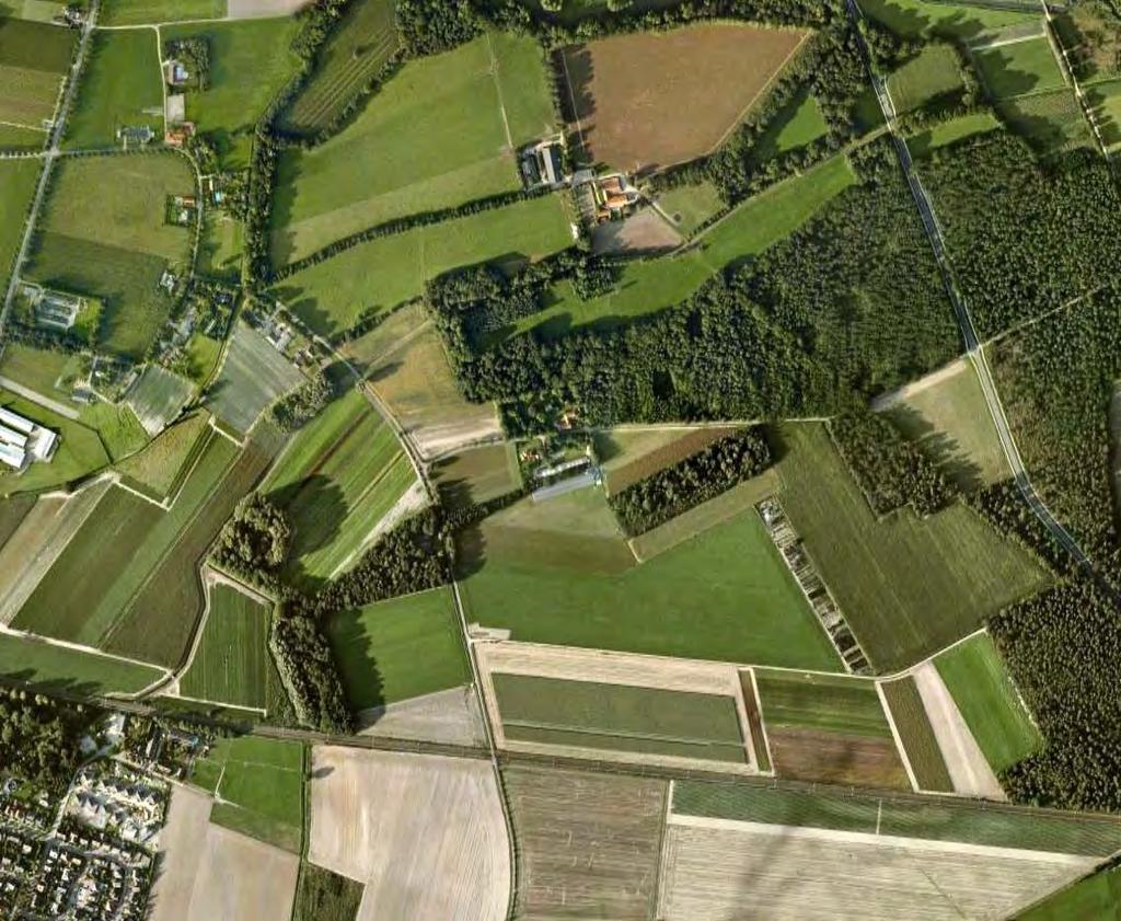 noordoosten van de kern Baexem. In zuidelijke richting bevindt zich de spoorverbinding tussen Weert en Roermond.