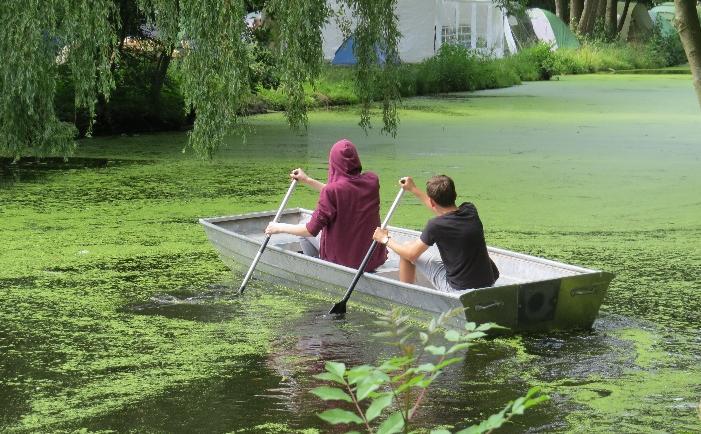 Maar echt stil was het vele uren later pas Deze werd uitgevouwen en er werden dwarsbalken op vast gezet.